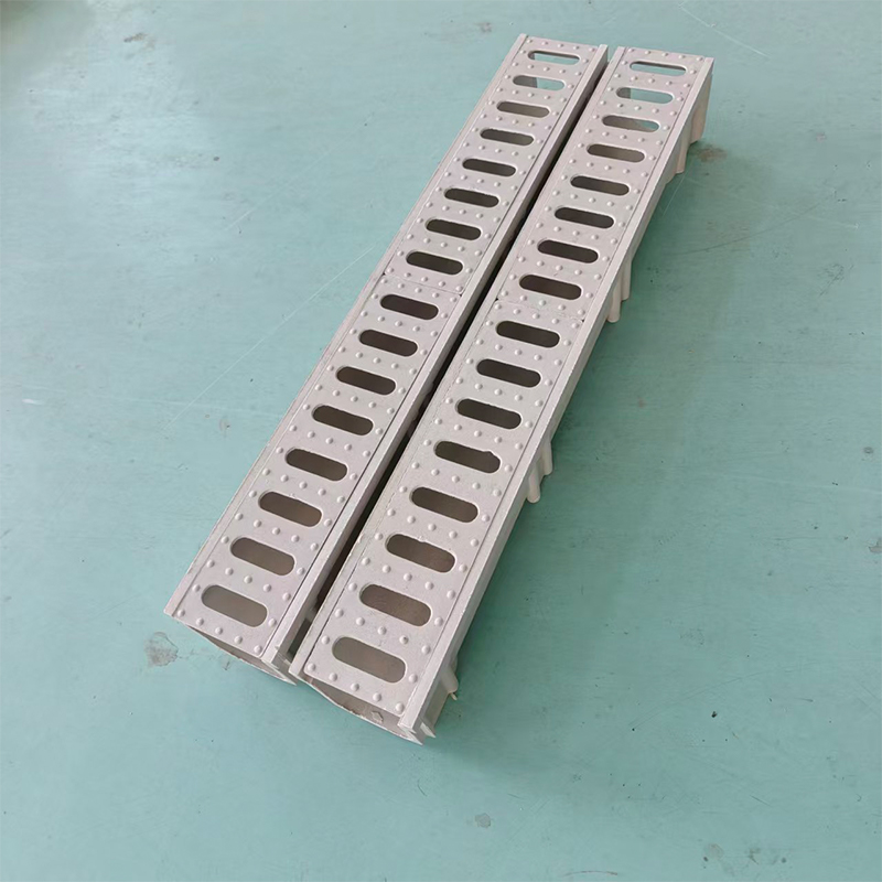 Những quy tắc hoặc tiêu chuẩn xây dựng nào chi phối việc lắp đặt các kênh thoát nước bằng nhựa?