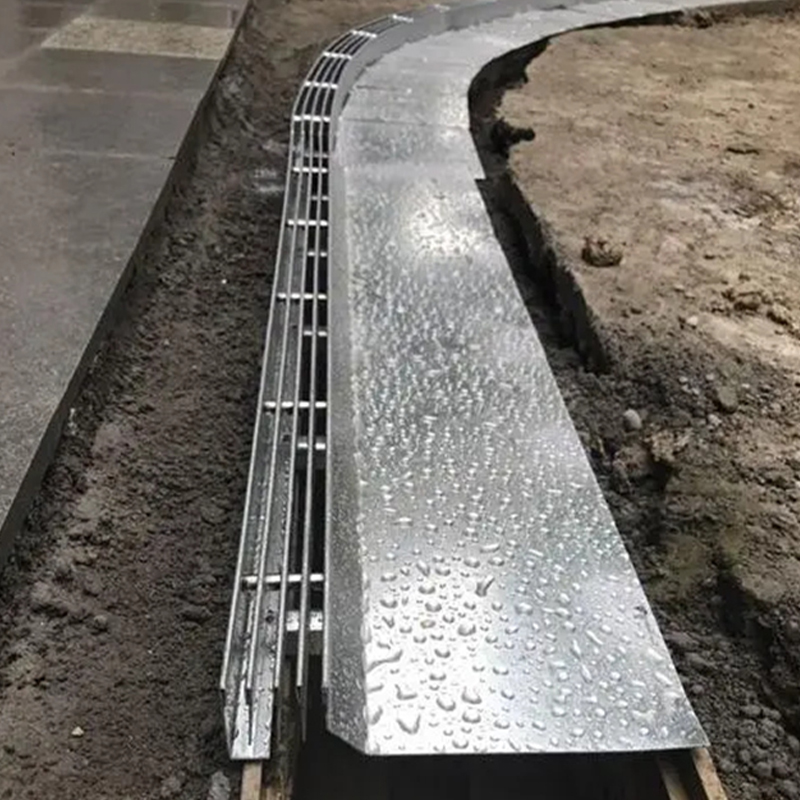 Kênh thoát nước tuyến tính có chiều rộng hẹp được so sánh như thế nào với kênh thoát nước tuyến tính có chiều rộng rộng dành cho khu vực dành cho người đi bộ?